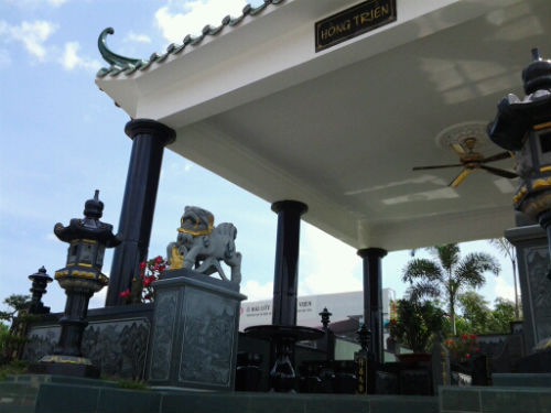 Mái[-]nhà[-]được[-]thiết[-]kế[-]theo[-]kiểu[-]đình[-]nghỉ[-]mát[-]mái[-]gối[-]thủy[-]tinh[-]nhã[-]lệ